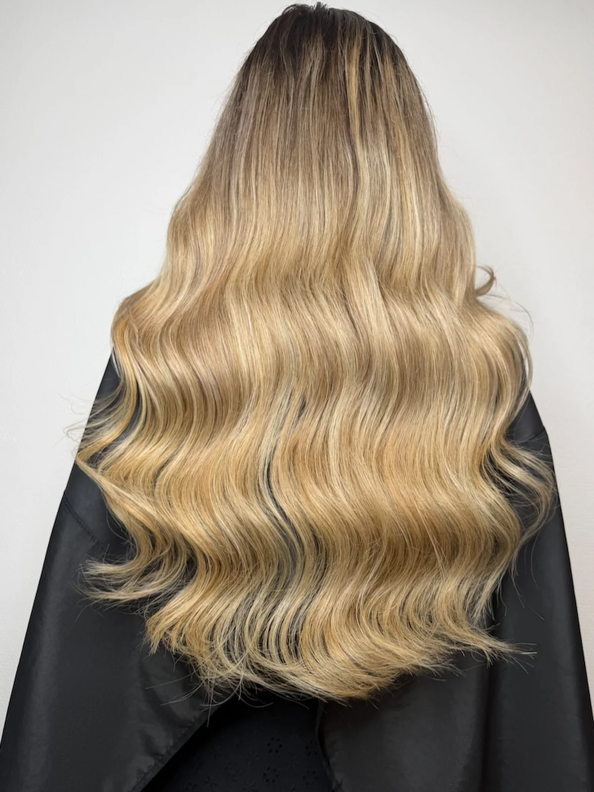 Långt hår med mjuk styling och extensions från Murres Hårstudio